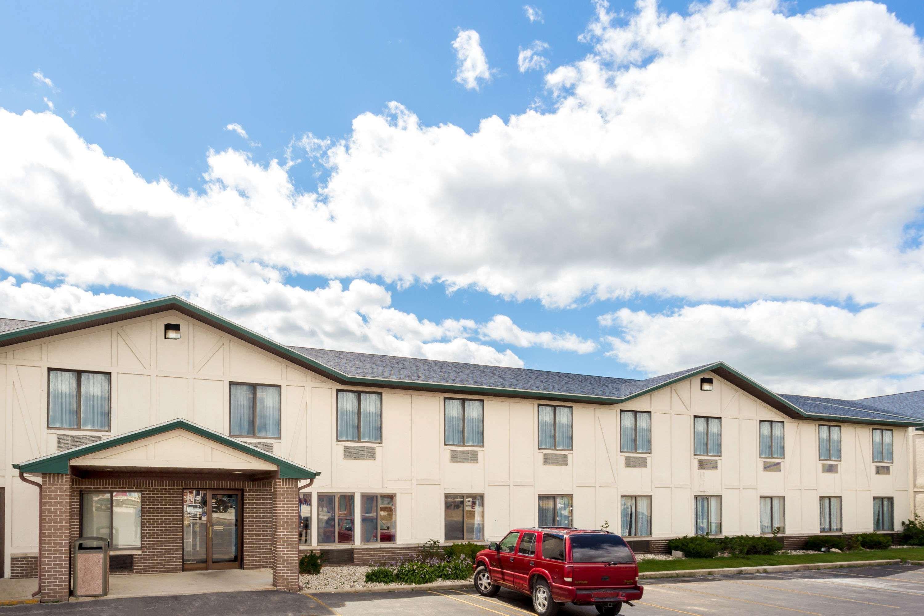 Delavan Inn And Suites Exterior foto