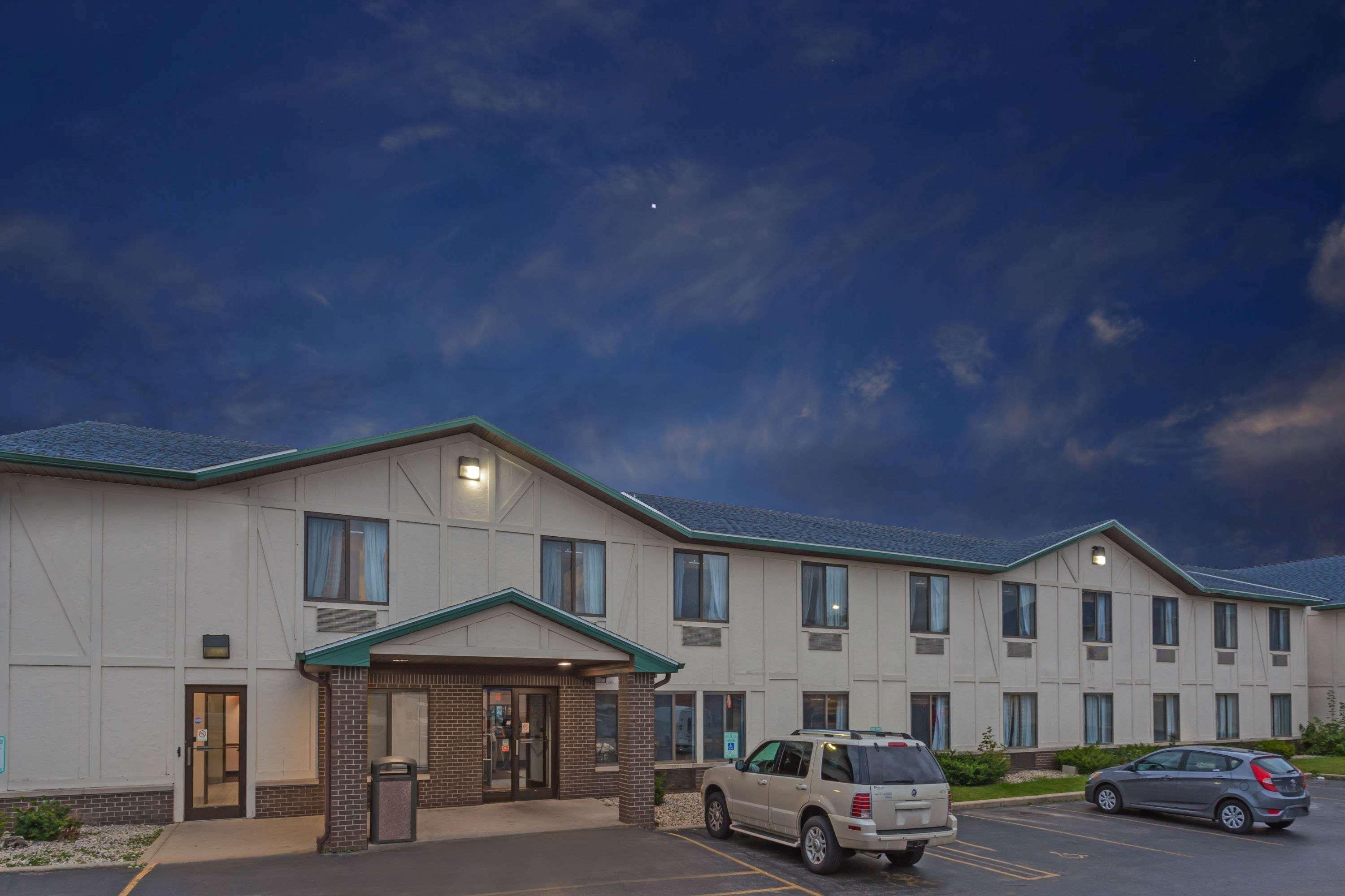 Delavan Inn And Suites Exterior foto
